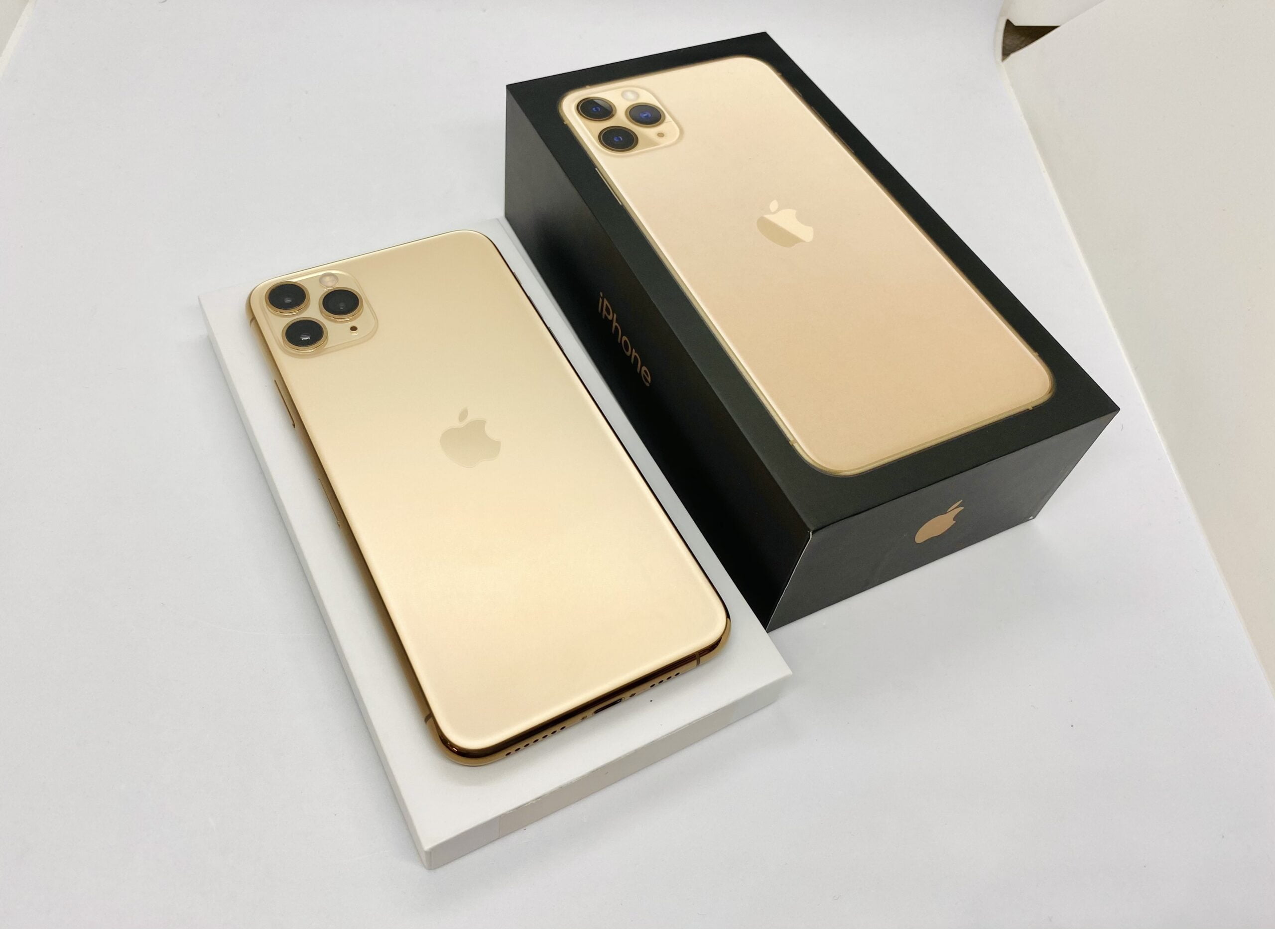 iPhone XI lần đầu lộ ảnh thực tế với bản màu Gold, cùng hệ thống 3 camera  sau xấu xí | https://thosky.vn