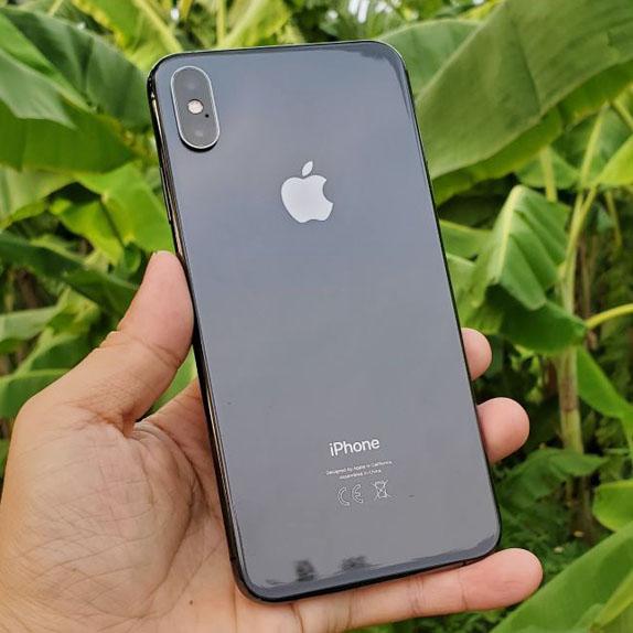 iPhone XS Max đen 64 GB, Like new 99%: Sẵn sàng chiêm ngưỡng chiếc iPhone XS Max đen 64GB, được đánh giá là sản phẩm mới 99%. Với thiết kế cực kỳ tinh tế và chất lượng hoàn hảo, chiếc điện thoại này sẽ khiến bạn hoàn toàn hài lòng. Hãy xem hình ảnh để hiểu thêm về chất lượng và độ mới của sản phẩm.